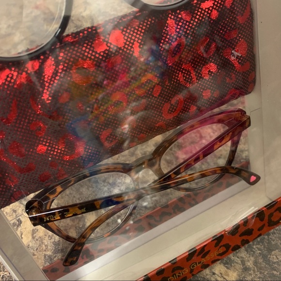 NIB Betsey Johnson Reading Glasses Set - Picture 3 of 5